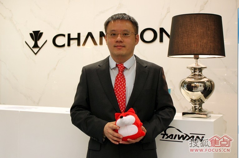 冠军磁砖副总经理林祐宇在博洛尼亚展接受搜狐家居专访