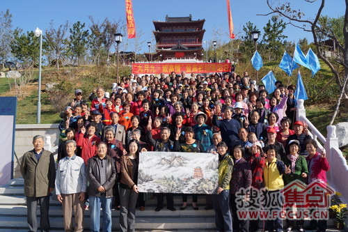 登高祈福的市民在威高阁前合影