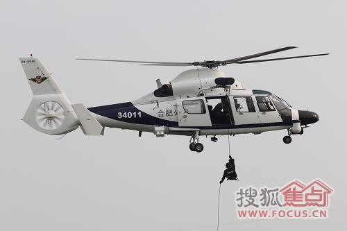7月18日,特警使用直升机进行演练.