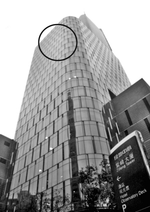 昨天上午,南京紫峰大厦副楼的云峰大厦27层高处,一块玻璃破碎掉落