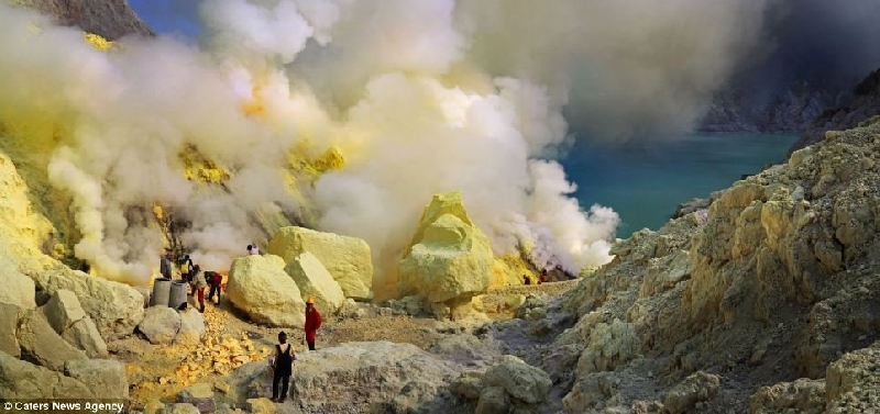 毒气四散 印尼火山硫磺工人工作环境如同人间炼狱