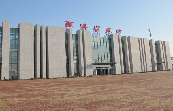 刚刚建成京广高铁高碑店东站外观雄伟,建站工人们正在安装售票