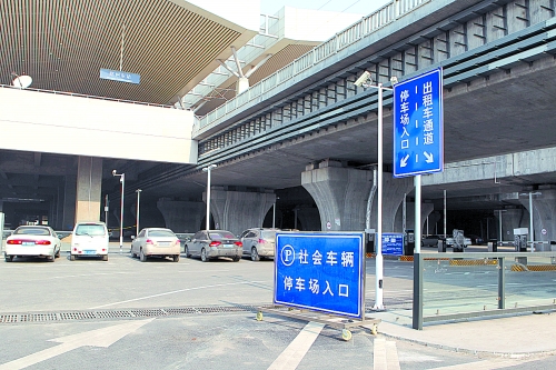 郑州东站南北停车场开始试运营 600车位开放大半