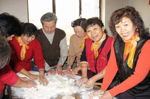派利是画糖画捏面人泡温泉送特产……更有美食节水晶琴乐队表演