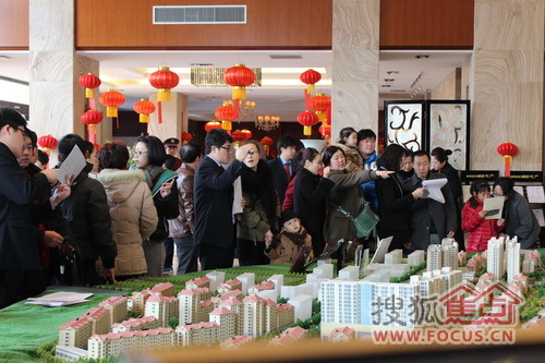 沙盘前人山人海 沙盘前人山人海