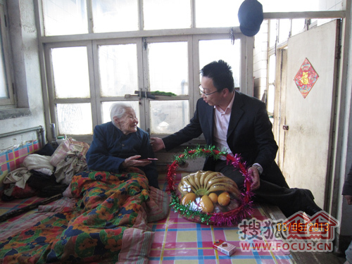 御临集团员工与刘玉兰老人亲切交谈