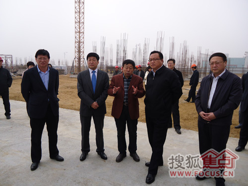 海鑫置业总经理曲渤向威海市委书记孙述涛(右二)及各位领导汇报整体规划 海鑫置业总经理曲渤向威海市委书记孙述涛(右二)及各位领导汇报整体规划