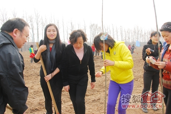 大自然地板董事长赵梦君与著名电视主持人书匀一起植树