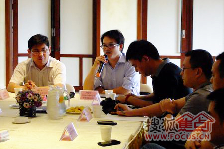 中信地产海南公司营销管理部副总经理黄振华介绍公司情况