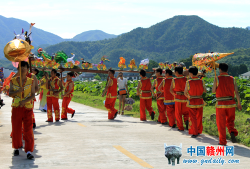 石城县琴江镇大畲村举行的蛇灯表演。（资料图片）