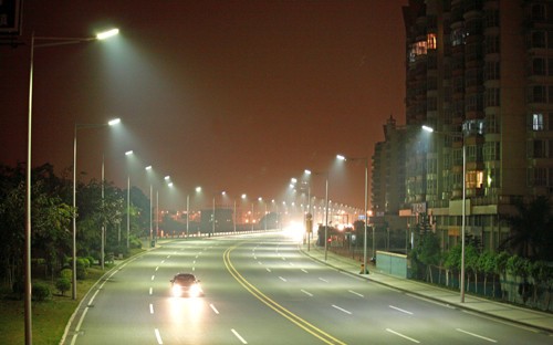 东莞东江大道LED路灯工程（图片源自设计师网）