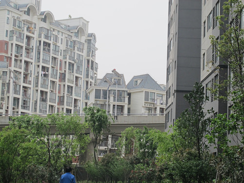 高架桥虽然便利，但离住宅楼太近显然“伤不起”。