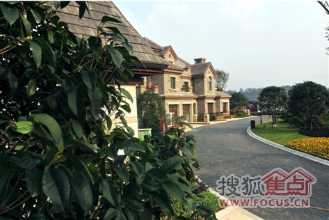 而中国铁建山语城就位于北碚缙云大道东侧缙云山下,自然环境之优越不