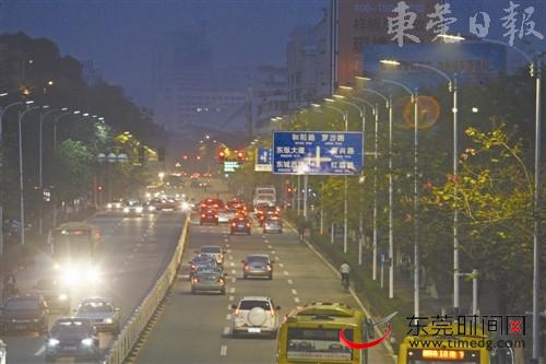 莞企LED产品已用于本市路灯改造工程 本报记者 杨泽彬 摄