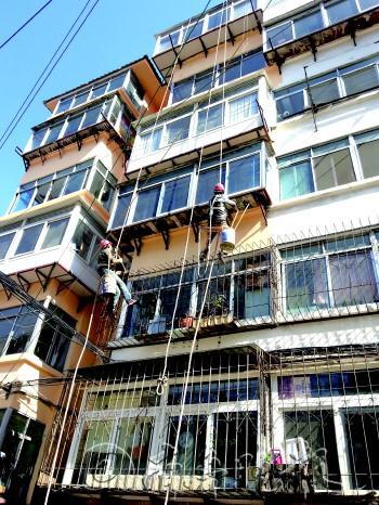 市府小区居民楼开始粉刷外墙. 记者 侯艳艳 摄