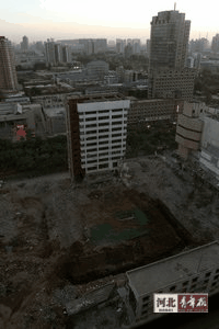 石家庄北国商城西侧13层大楼7秒爆破拆除/动态图