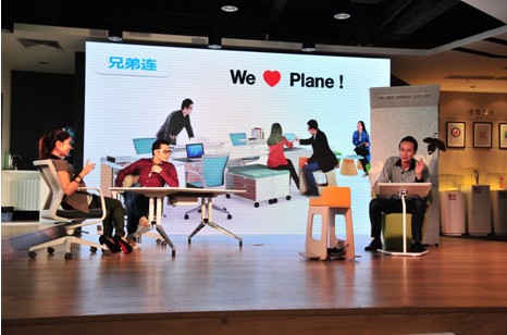 在发布会现场,新品plane以情景剧的形式展现了全新的办公生活,钉子户