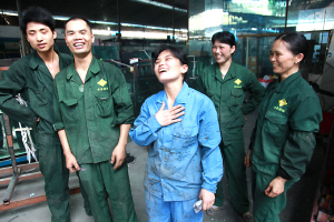 华星玻璃厂的工人们庆幸逃过一劫:"好危险,我们差点丢了命.