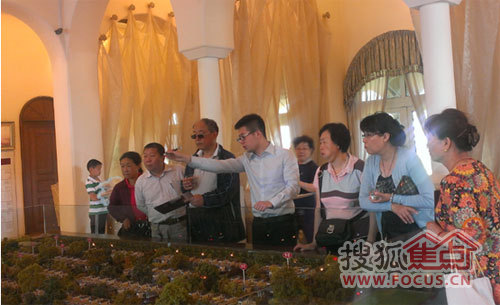 置业顾问在耐心讲解了叠墅的社区规划,区域利好发展前景