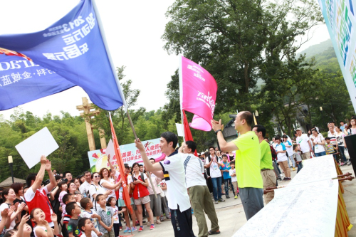 队旗交到了以旗手为代表的业主手中,以此宣告本届万运会正式开幕,各图片