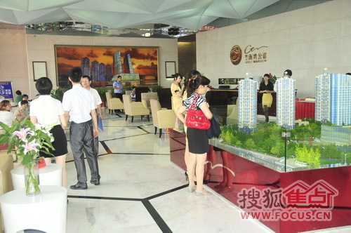 售楼处看房客户