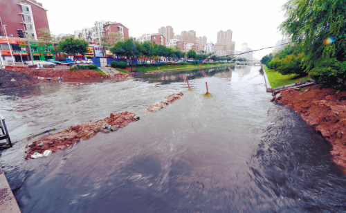 下游施工把卫工明渠憋成了"湖 一下雨水就暴涨