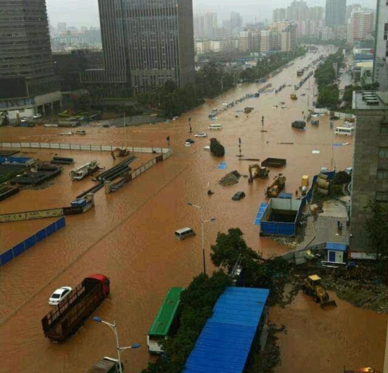 组图昆明暴雨淹城市区多个居民小区被围困