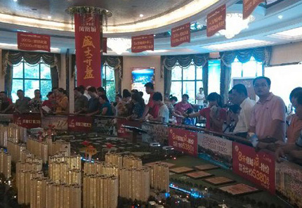 挤爆售楼处 实探碧桂园凤凰城开盘前一天