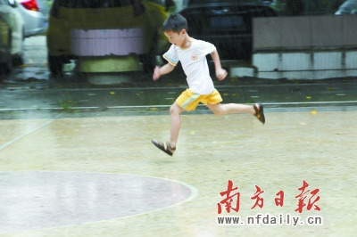 昨日下午,东莞市南城大朗村,大雨突来,小男孩在雨中奔跑.
