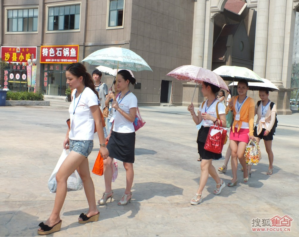 众多参赛选手进入花鼓灯嘉年华游乐场高清图片