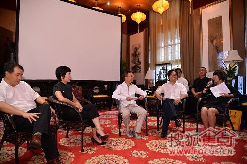 创始人滕威林和颐和安缦精品酒店副总经理刘志刚展开了热烈讨论