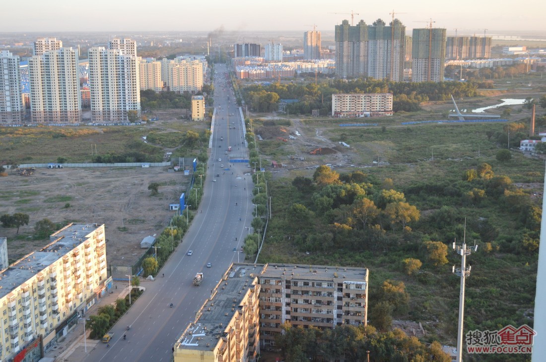 道路左侧为温家宝视察过的棚改新合家园（图/搜狐焦点小编）