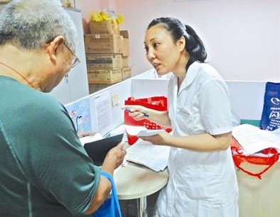图文:武昌有位社区护士每天背泵照顾患者