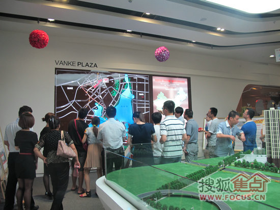 网友们在了解项目信息　　据项目营销中心的置业顾问介绍，项目目前二期3