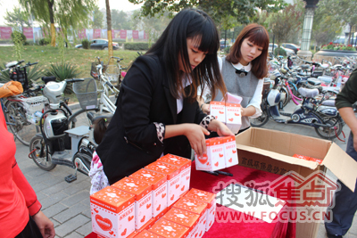 工作人员为大家发放礼品