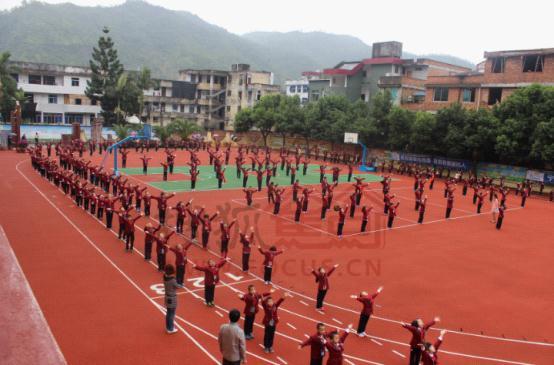 宁德八都中心小学学生在做早操