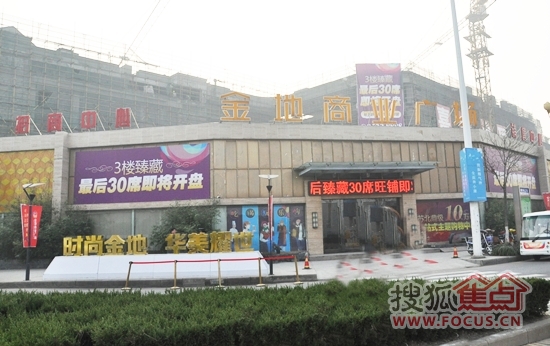 花园位于淮安老城区—淮安区,周边有在建的大润发超市和金地商业广场