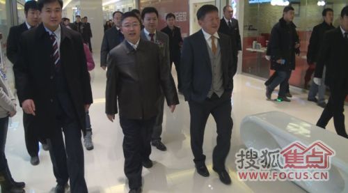 抚顺天朗置业有限公司董事长刘鸿陪同市委领导参观天朗国际购物中心