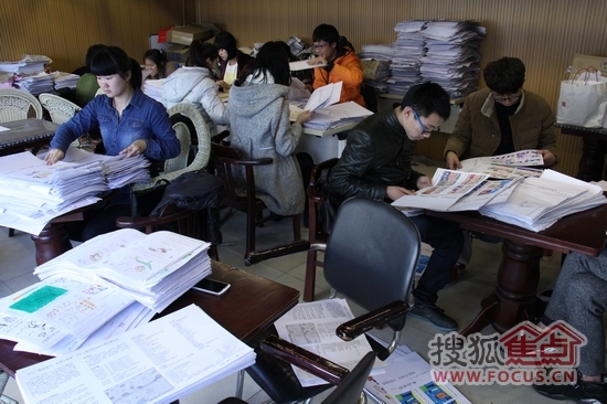 工作人员不辞辛苦的进行作品整理登记工作