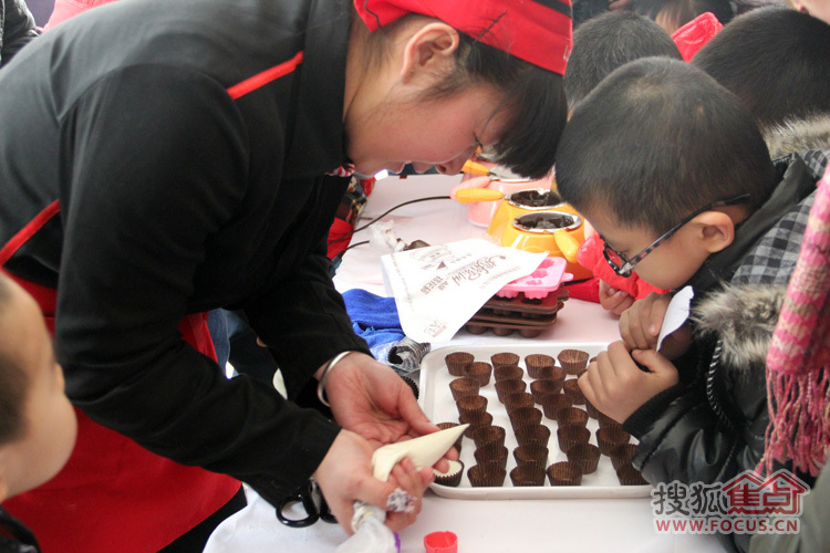 糕点师在手把手教小朋友们制作巧克力
