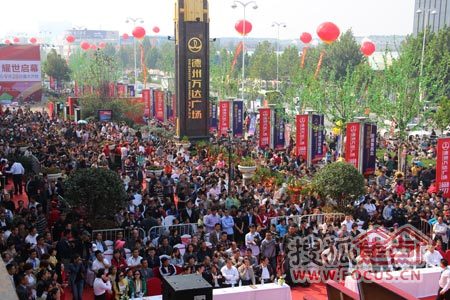 随后,金街旺铺火热旺销,千人腐烂,激烈抢筹万达产品,当日到访5亿!电影开盘图片
