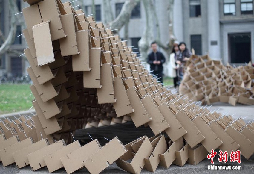       3月24日,大学生被展出的用厚纸板设计制作