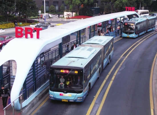 江苏常州的brt快速公交车.