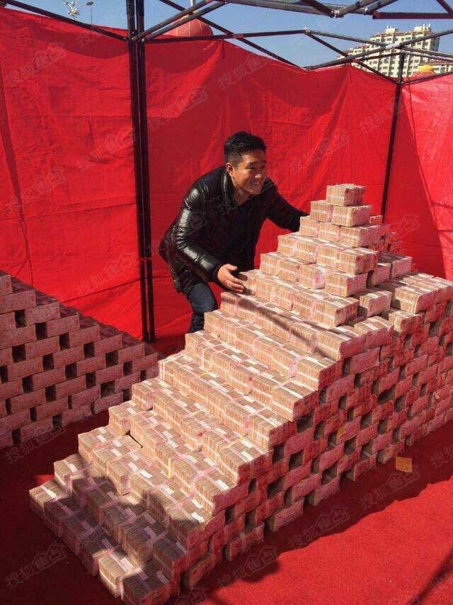 是作秀还是弘扬正能量 土豪开发商两亿现金当场给农民工兄弟发工资