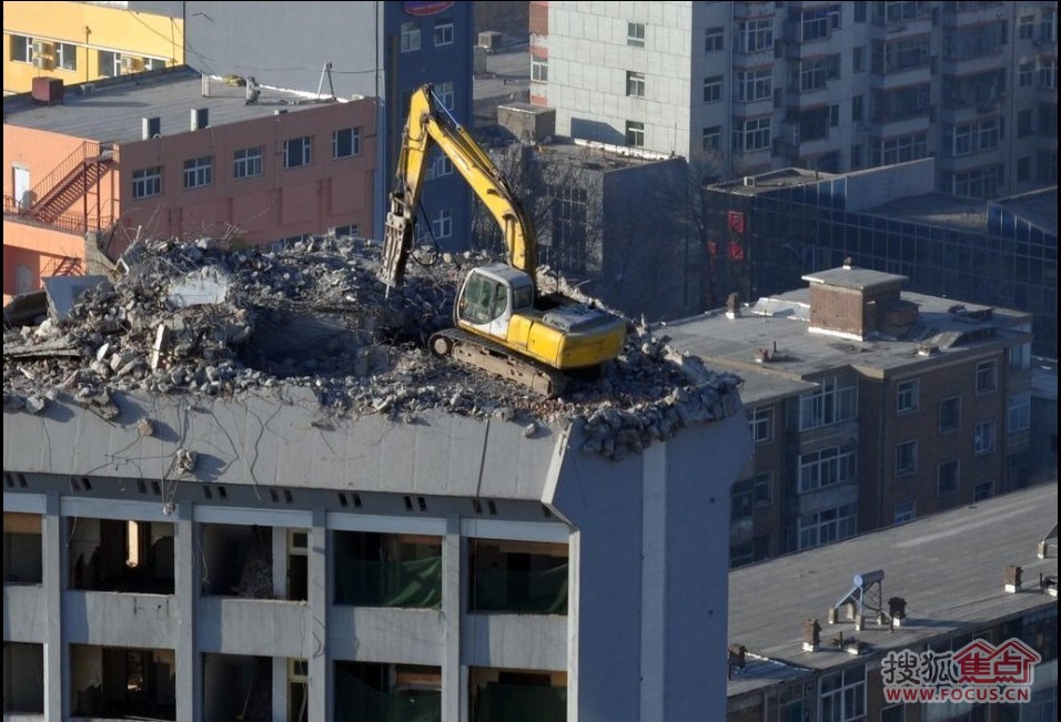挖掘机登上12层高楼楼顶拆房