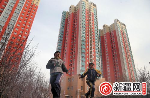 伊力哈木·沙比尔叮嘱相关部门,要尽快解决该小区附  近的道路和公交