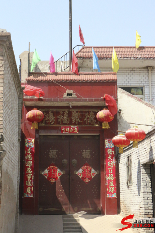 有宗教信仰的住户 院落大门上嵌入的匾成了农村中一道道亮丽的风景