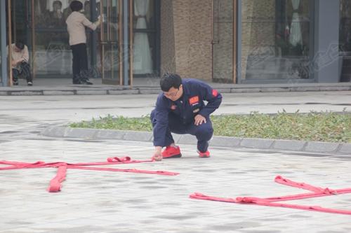 上午8:58,伴随着响彻云霄的鞭炮声,源盛嘉禾售楼中心搬迁工作顺利完成