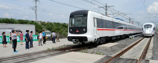南昌首列地铁列车去年上半年试运行.