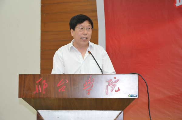 研究所所长韩玉明教授做工作汇报